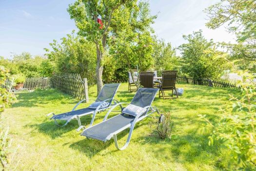 Garte mit Sonnenliegen am Hafen Fehmarnsund