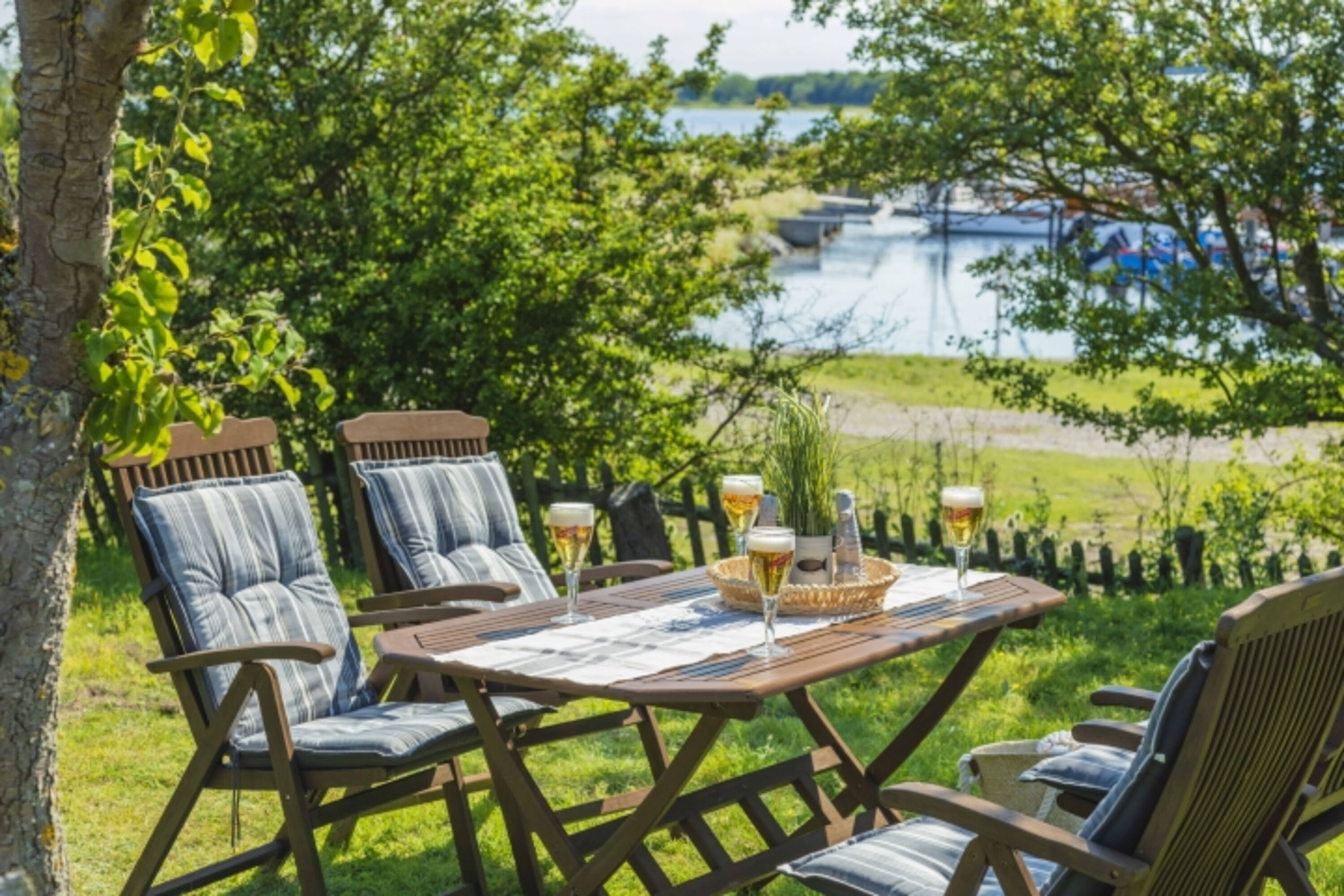 Garten mit Möblierung und Meerblick