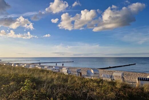 Schöne Aussicht auf Küste, Strand und Meer pur in der Natur