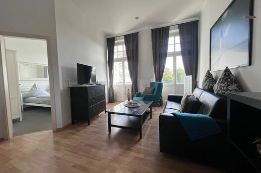 Blick vom Wohnraum ins Schlafzimmer