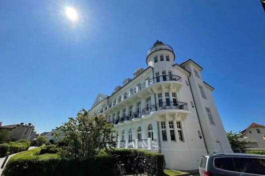 Historisches Gebäude mit Turm, Fenster und Balkonen