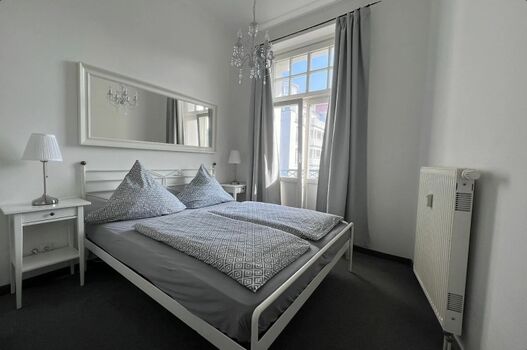 Schlafzimmer mit bequemem Bett