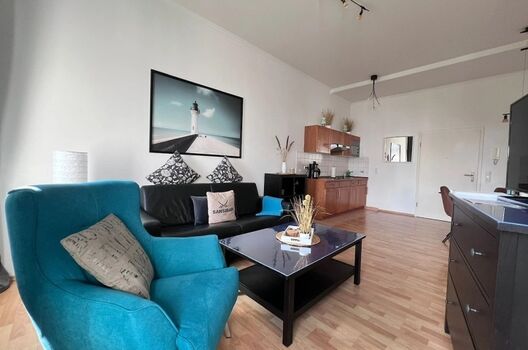 Wohnbereich mit stilvoller Einrichtung und bequemer Couch