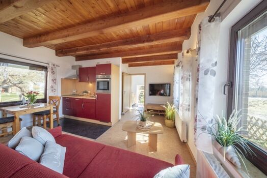 Blick zur Küche mit Essbereich