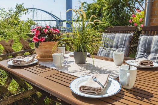 Terrasse mit Gartenmöbeln