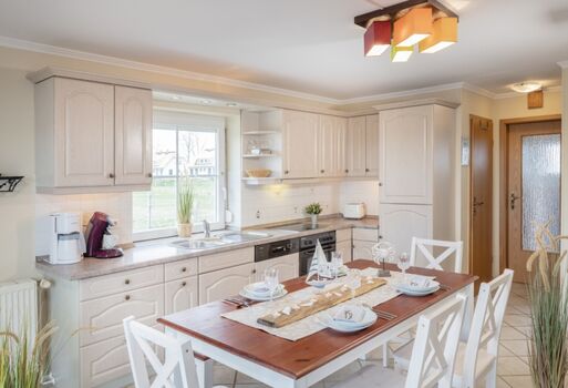 Küche mit Essbereich