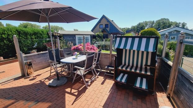 Entspannte Momente im Strandkorb bei Sonnenschein genießen 