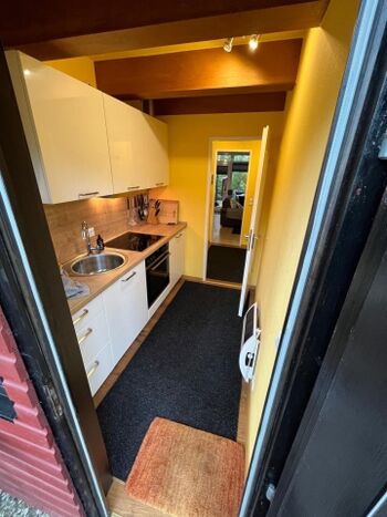 Haustür mit direkten Zugang in die Küche 