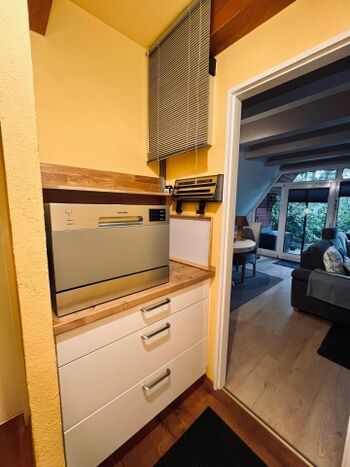 Durchgang Küche zum Wohnzimmer mit Geschirrspüler 