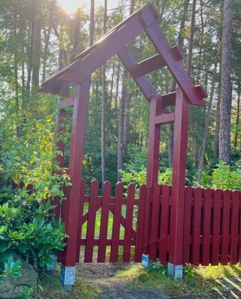 Rosenbogen mit Zugang zum Vorgarten 