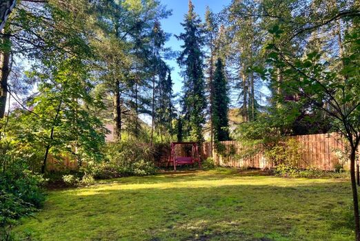 Garten Blick zur Hollywoodschaukel 