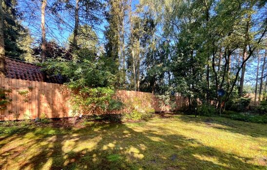 Der 180 cm hoch eingezäunte Garten 