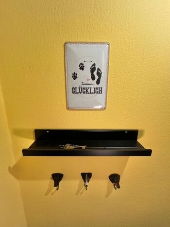 Schlüsselablage und Haken im Durchgang 