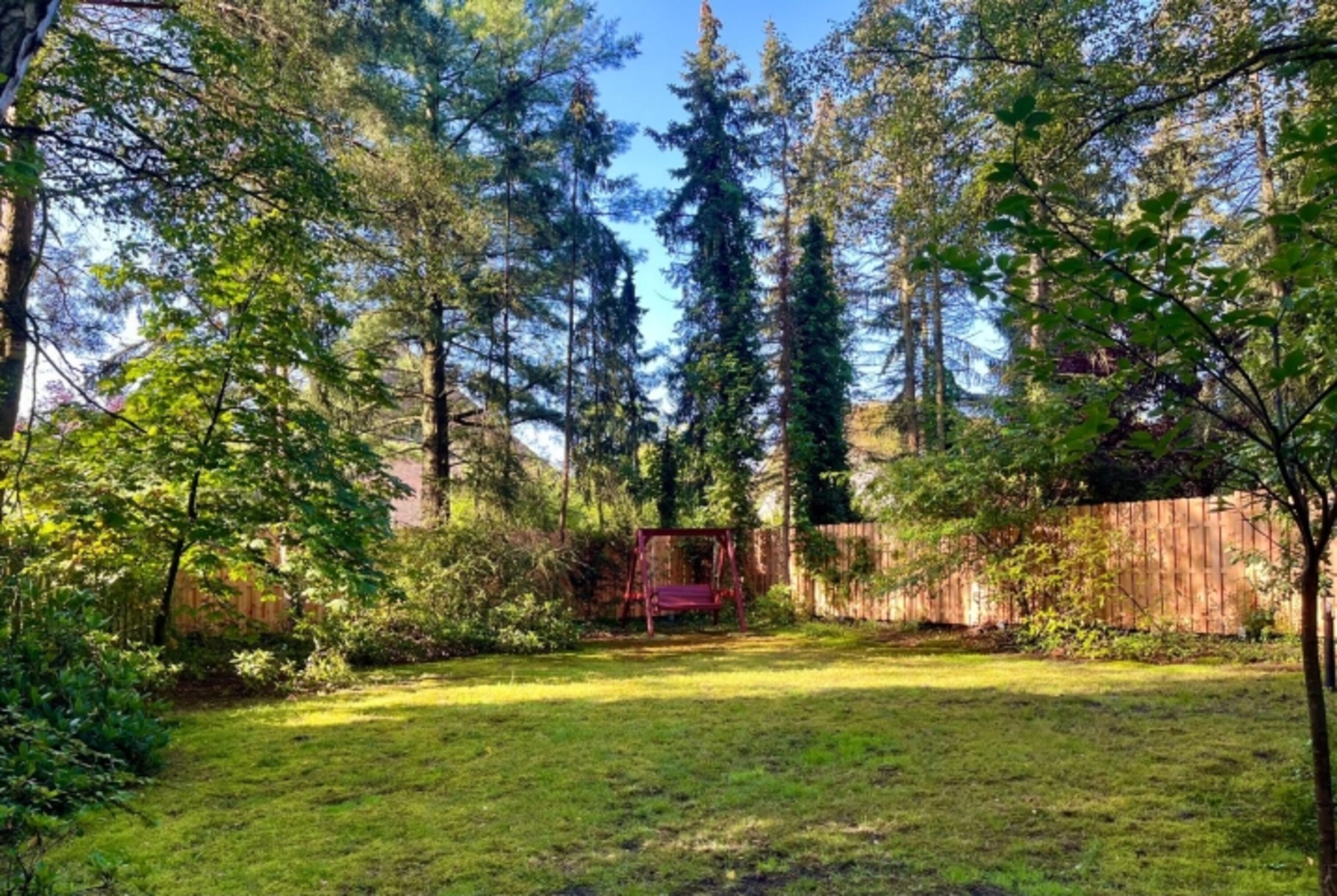 Garten Blick zur Hollywoodschaukel 