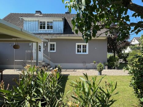 Garten mit überdachtem Freisitz