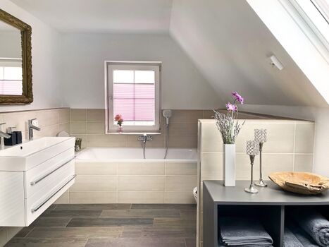 Bad im Obergeschoss mit Badewanne und Dusche