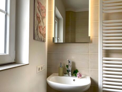 Toilette mit Dusche im Erdgeschoss