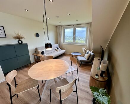 Wohnbereich und Esstisch