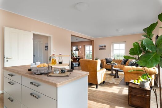 Blick aus der Küche in den Wohnbereich