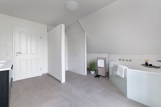 Badezimmer im Dachgeschoss mit Dusche und