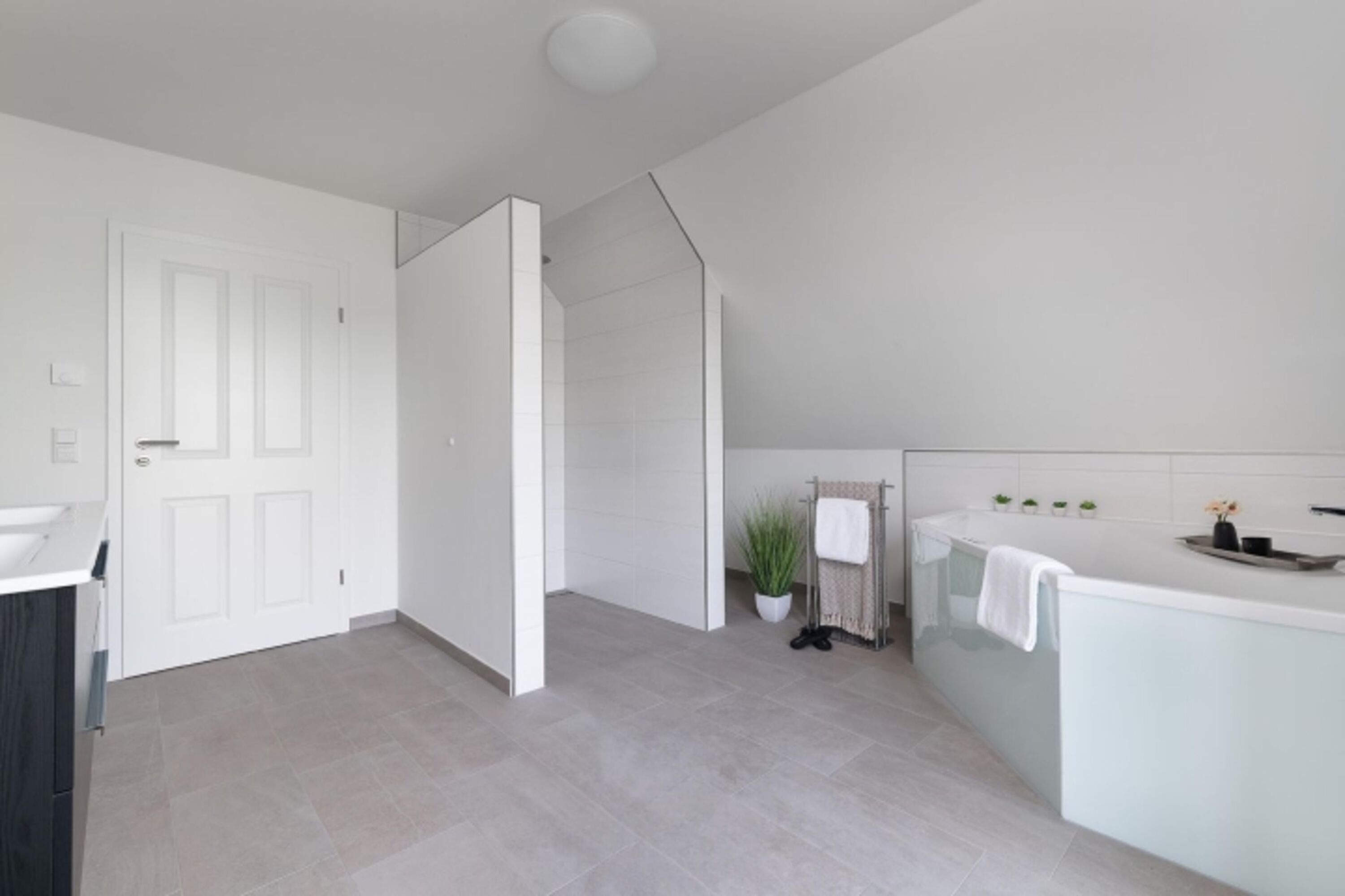 Badezimmer im Dachgeschoss mit Dusche und