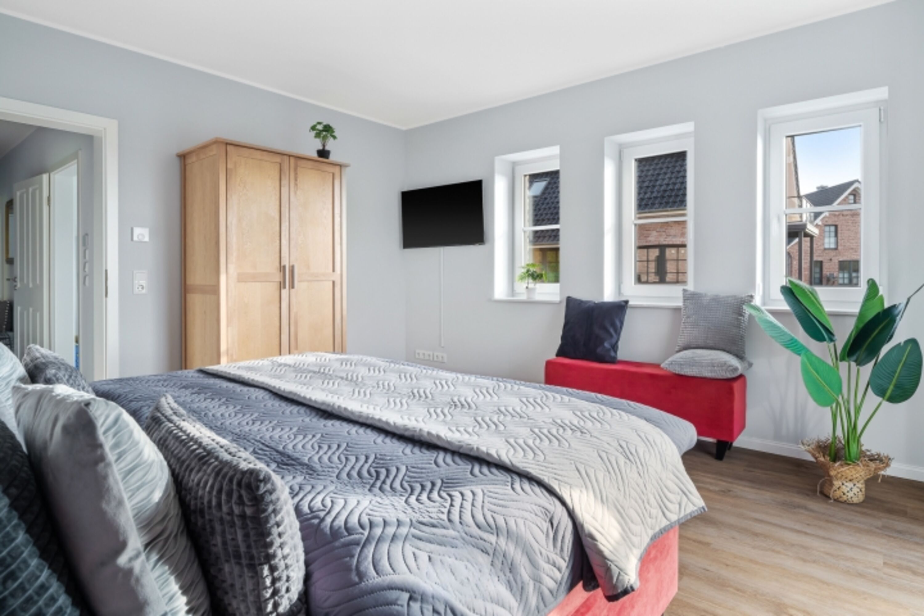 Schlafzimmer mit TV und Kleiderschrank