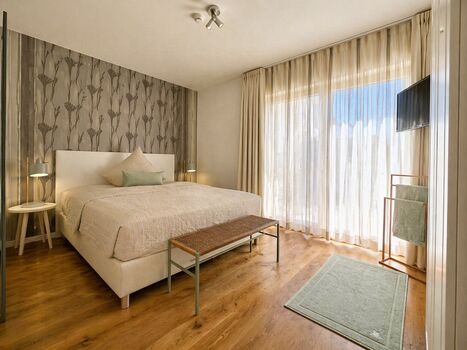 Schlafzimmer Nr. 5 (EG) mit Bad en Suite und Terrassenzugang