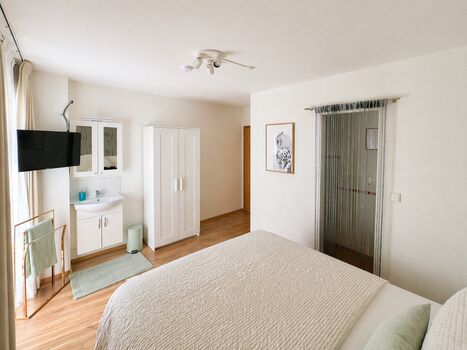 Schlafzimmer Nr. 5 (EG) mit Bad en Suite und Terrassenzugang