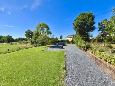 geräumiger Parkplatz 2025