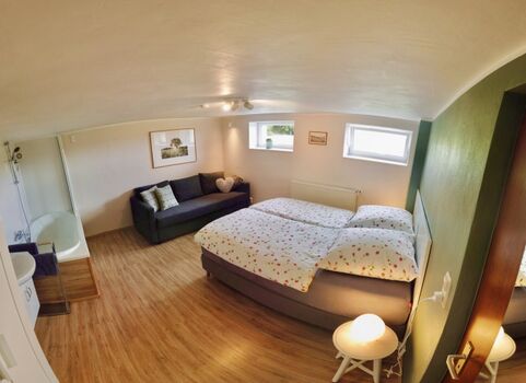 Schlafzimmer Nr. 6 (UG) mit Badewanne 2025