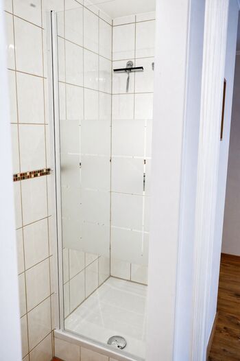 Dusche Bad en Suite - jeweils in Zimmer 1, 2, 4 und 5