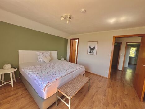 Schlafzimmer Nr. 3 (OG) mit Bad en Suite; Blick in Flur OG 2025