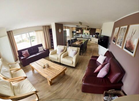 Wohn-/Essbereich mit Blick in die Küche 2025