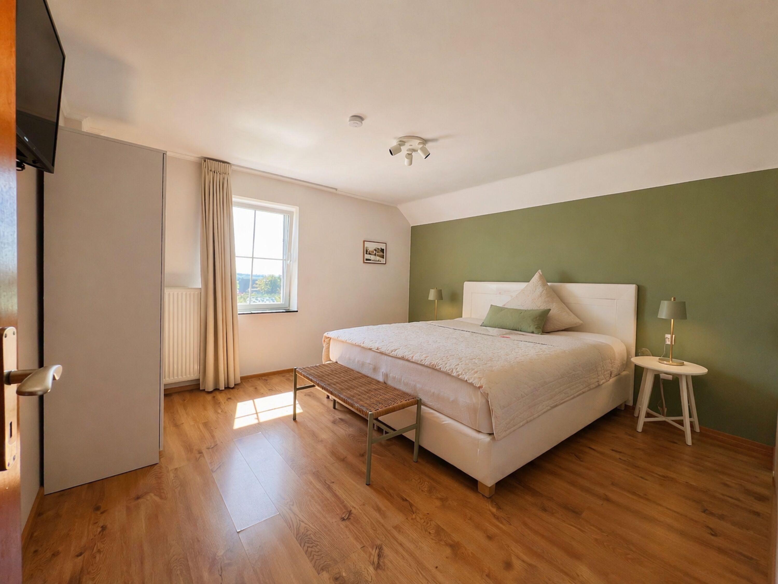 Schlafzimmer Nr. 3 (OG) mit großem Bad en Suite