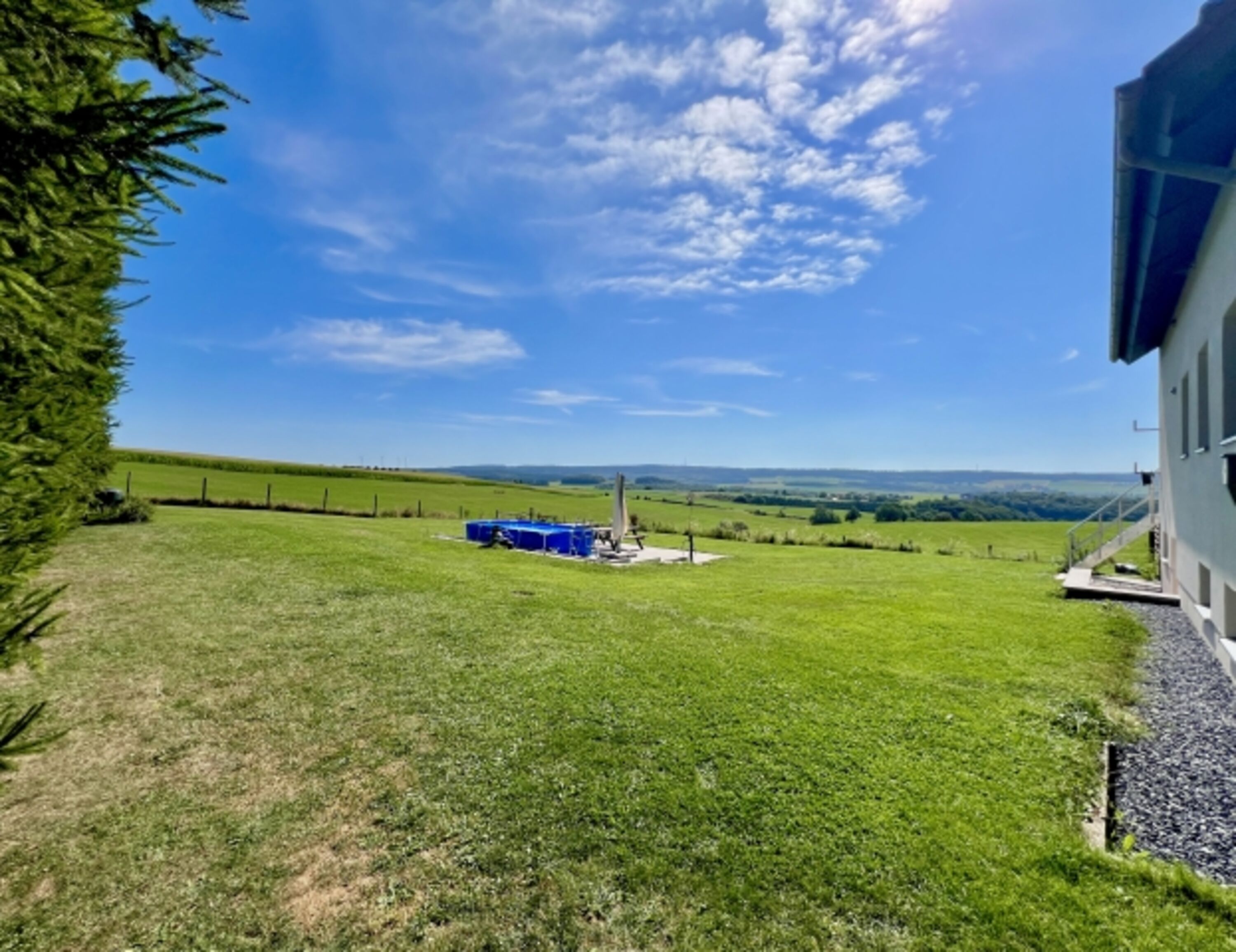 großer Garten mit Panoramablick