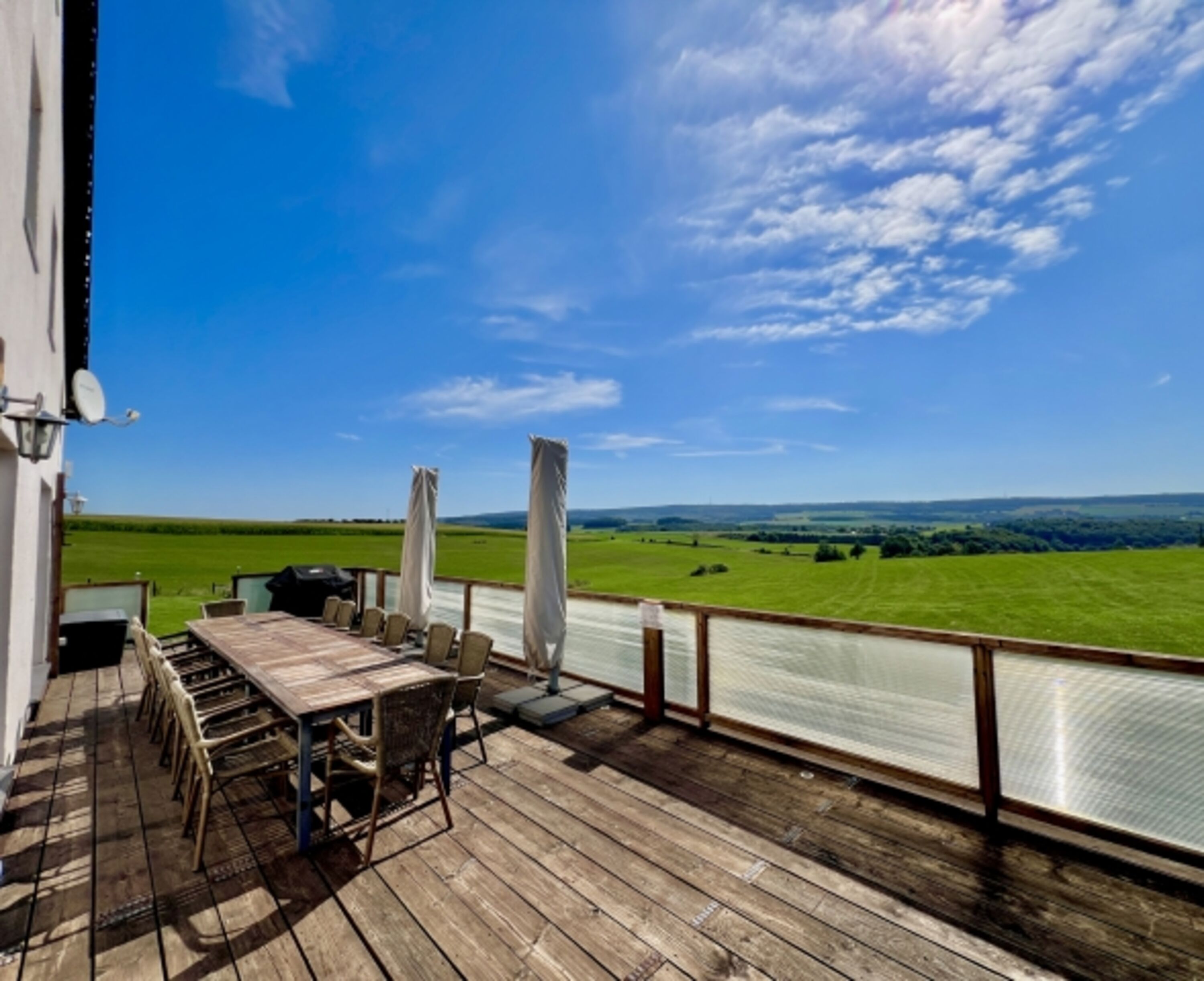 Sonnenterrasse mit Panoramablick und Grill