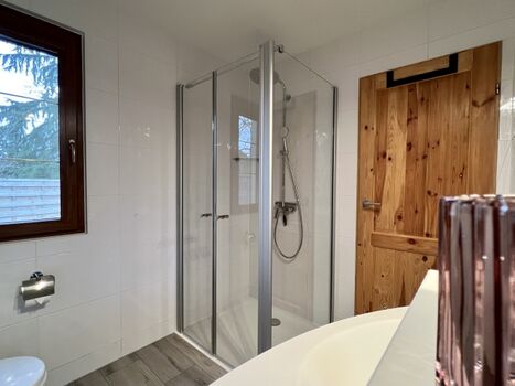 Großzügige Regendusche 2025