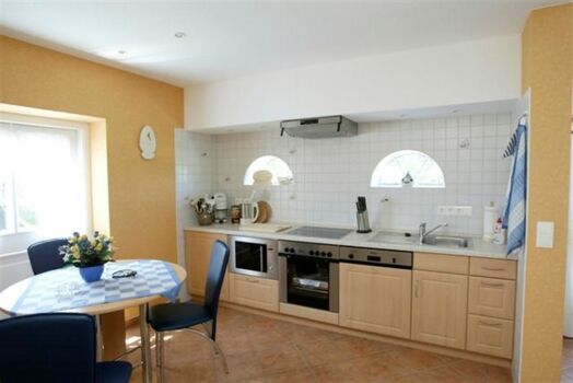 Küchenzeile mit Eßtisch