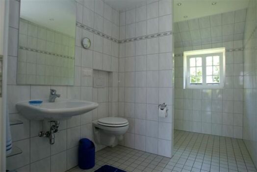 Bad mit befahrbarem Duschbereich