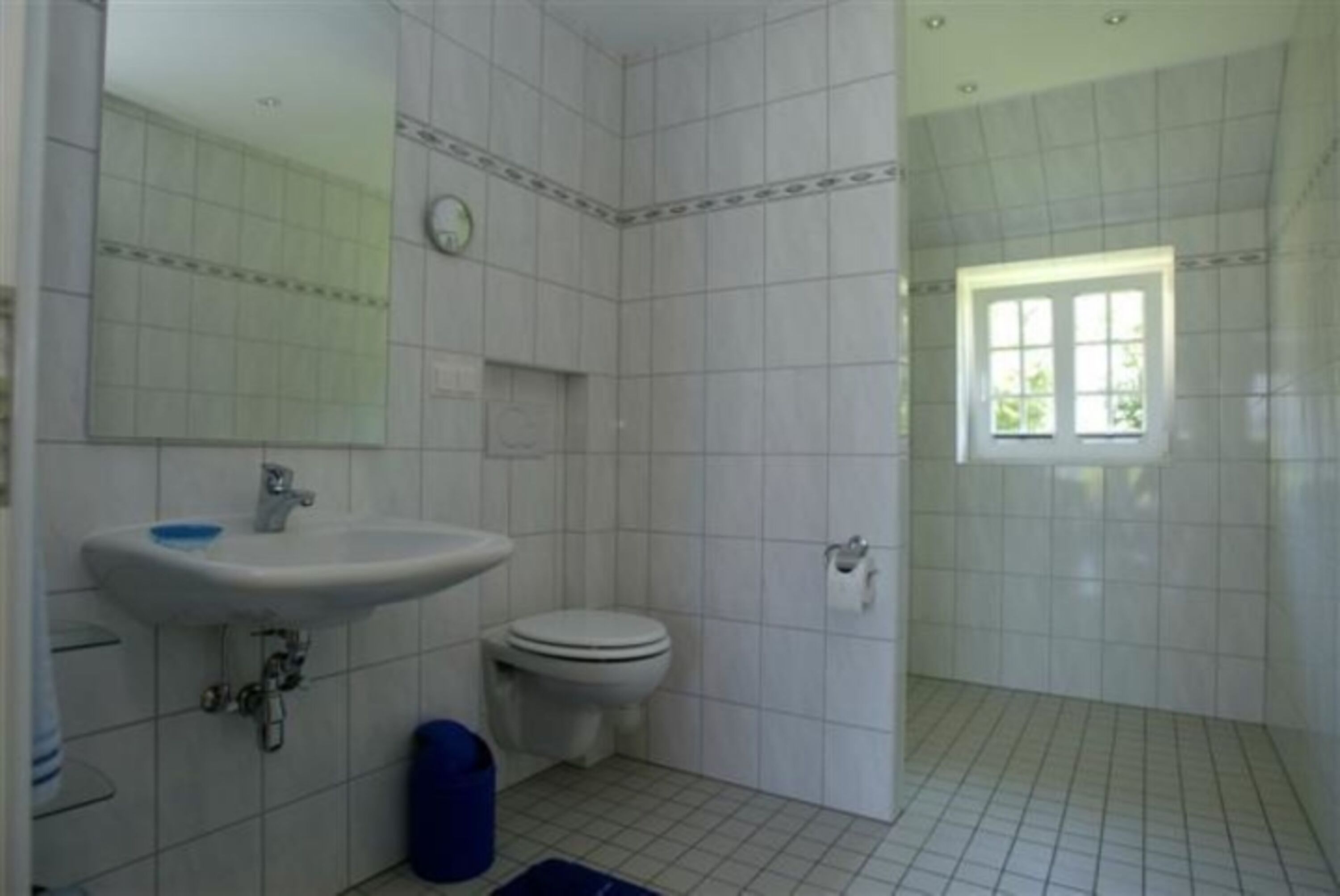 Bad mit befahrbarem Duschbereich