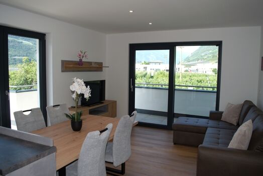 Gemütliches Sofa mit TV