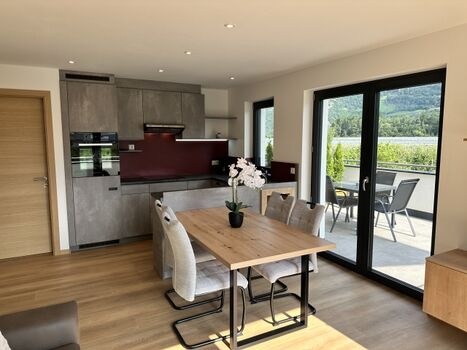 Lichtdurchfluteter Wohn-Essbereich