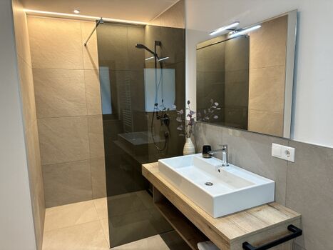 Badezimmer mit moderner Dusche