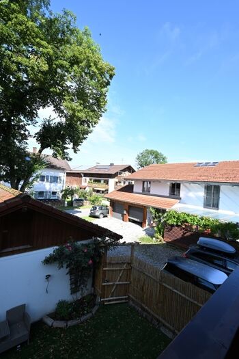 aus dem Gartentor heraus sind es nur wenige Schritte zum Auto und hier starte Ihr Euren Spaziergang durch unser schönes Klosterdorf mit seinen vielen Wanderwegen rundherum 