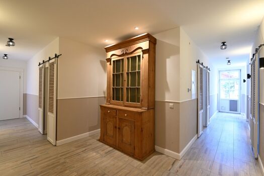 großzügiger Flur - links Wohnungseingangstür - vor Kopf Gartentür mit Hundeklappe