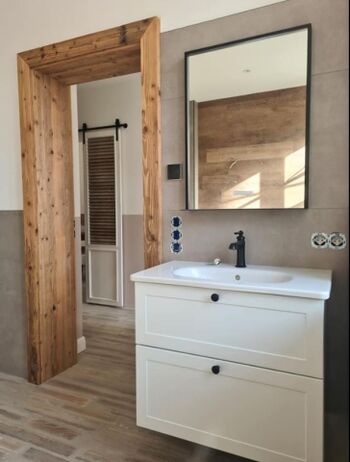 Eingang gegenüber vom Wohnzimmer in das große Bad