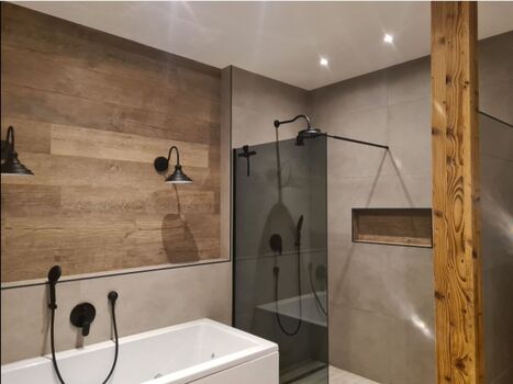 viel Platz in der geräumigen, bodentiefen Dusche