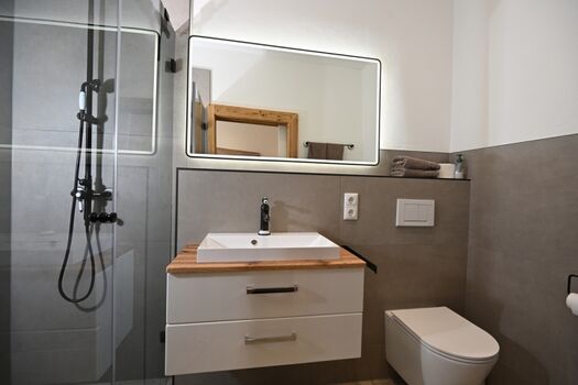 Bad en Suite - großzügige begehbare Dusche, WC, Waschbecken