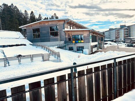 Blick vom Balkon auf die Indoorhalle
