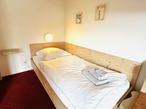 Einzelbett im Schlafzimmer 3